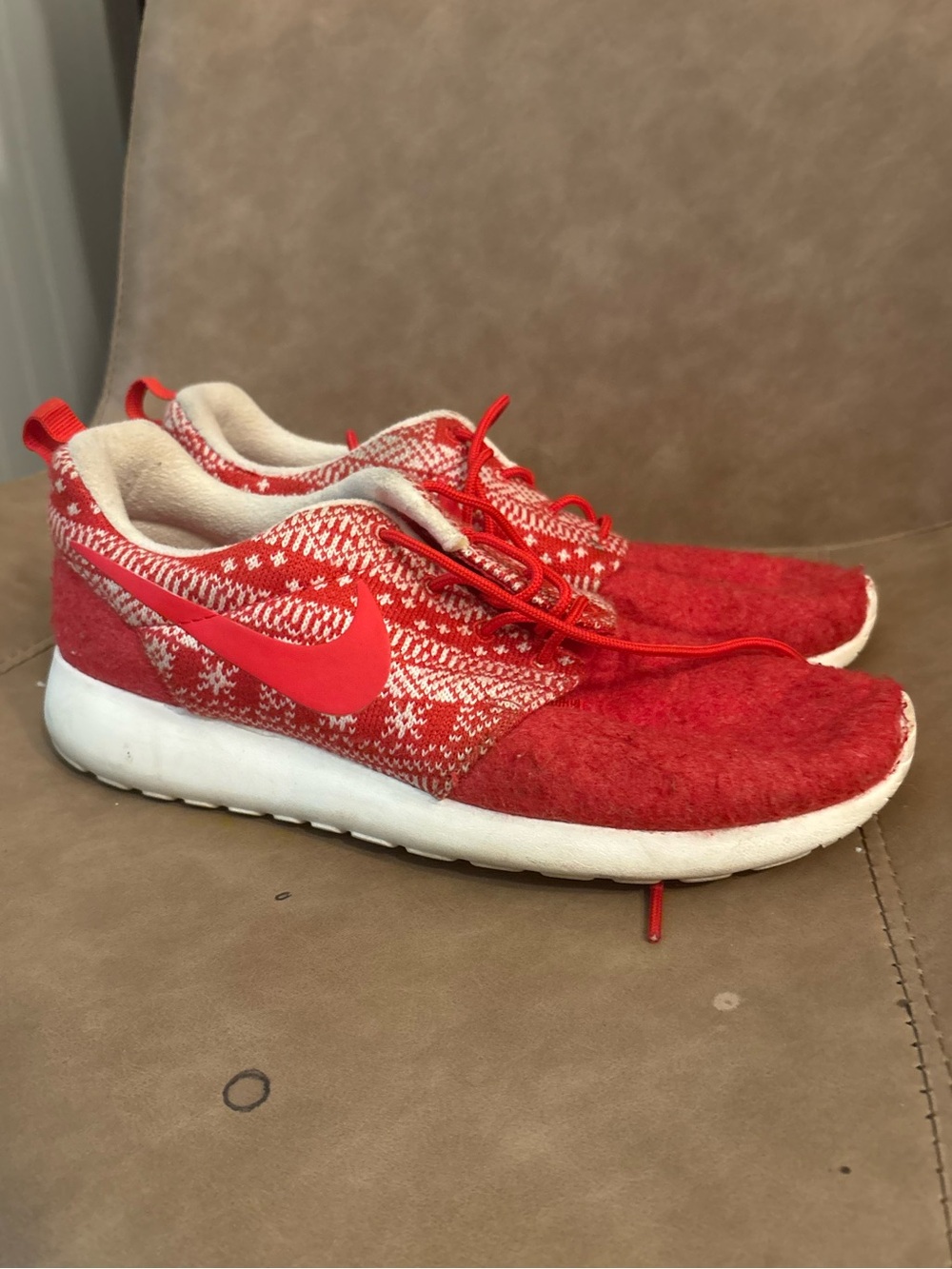 Nike red holiday patterned athletic running shoes size 8.5